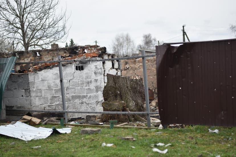 Zerfallendes Gebäude auf Grundstück