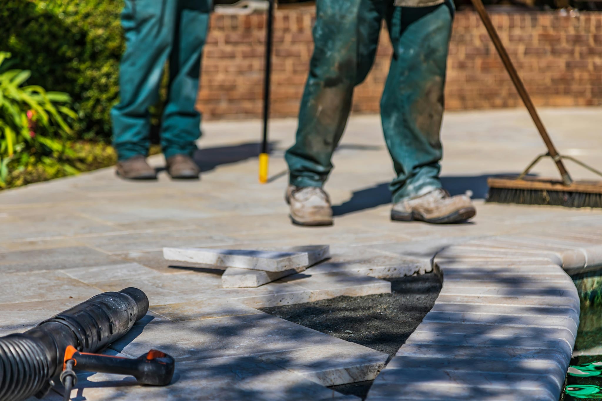 Arbeiter am bauen eines Weges