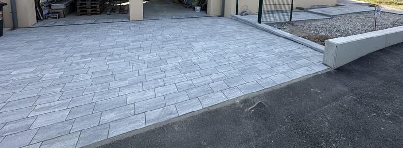 Gepflastertes Grundstück